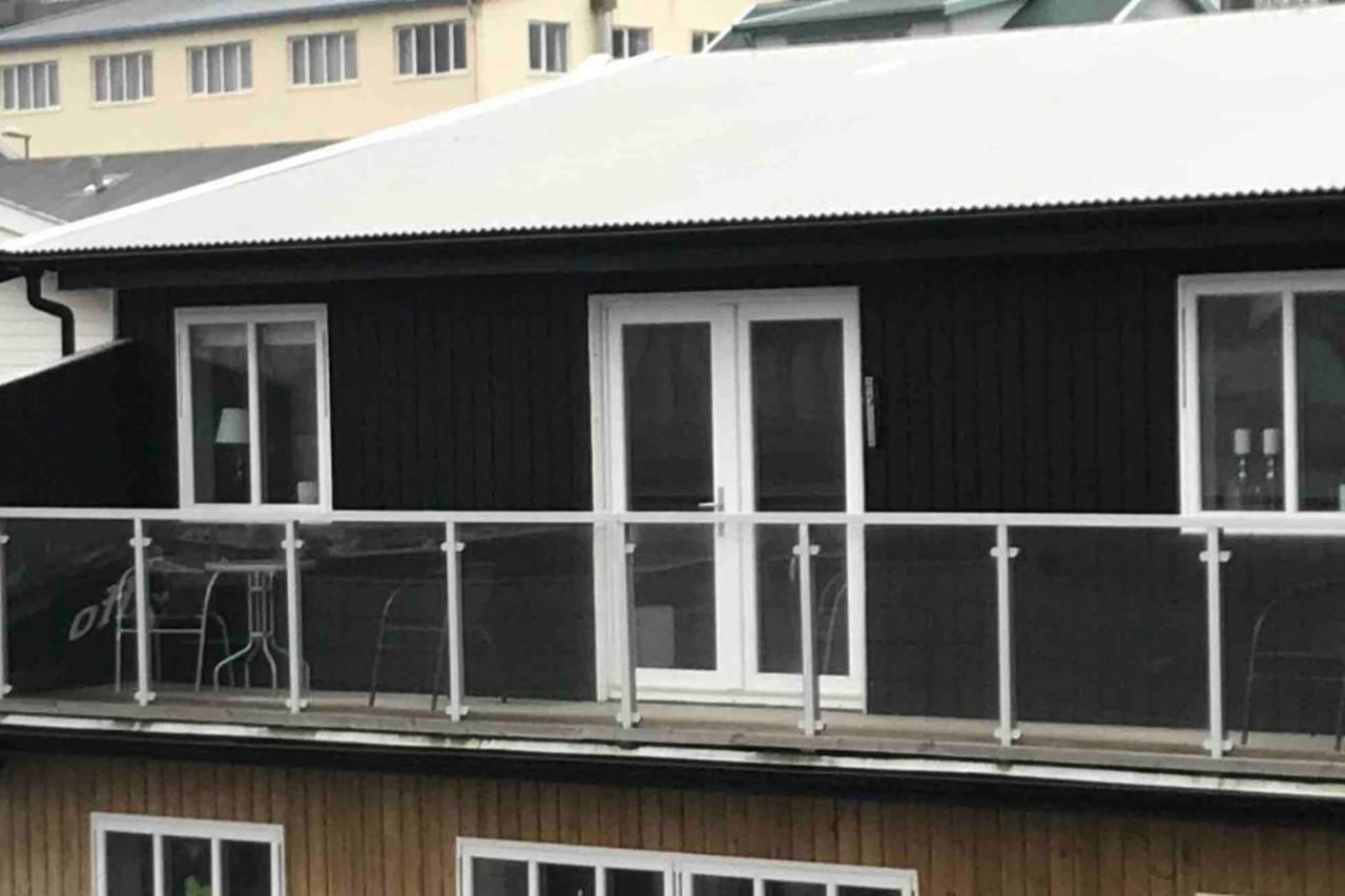 Private Spacious Home In City Center Klaksvík Esterno foto