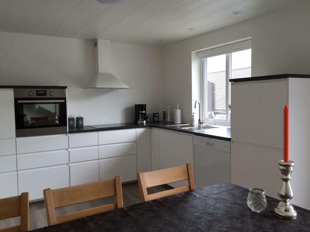 Private Spacious Home In City Center Klaksvík Esterno foto